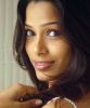 Freida Pinto: Fascino in Salsa Francese 0